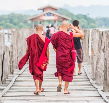 Rahipler U olmak köprüyü geçtikten