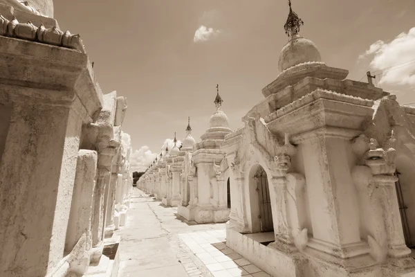 Świątynia Kuthodaw w Mandalay — Zdjęcie stockowe