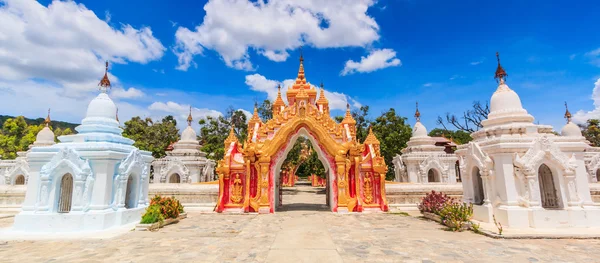 Landemerke Kuthodaw tempel – stockfoto