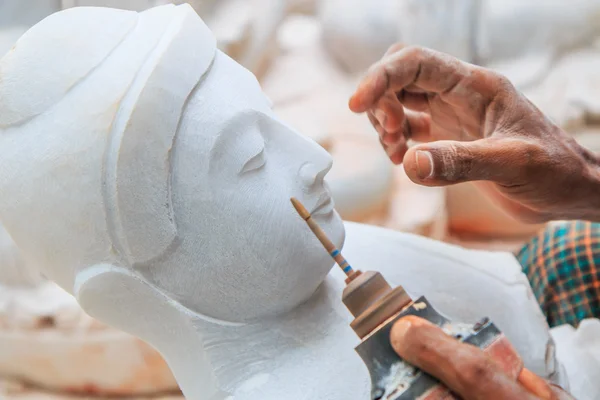 Carver carve statue Buddha — Stock Photo, Image