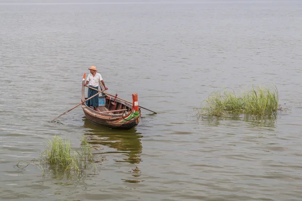 Homme rangées bateau — Photo