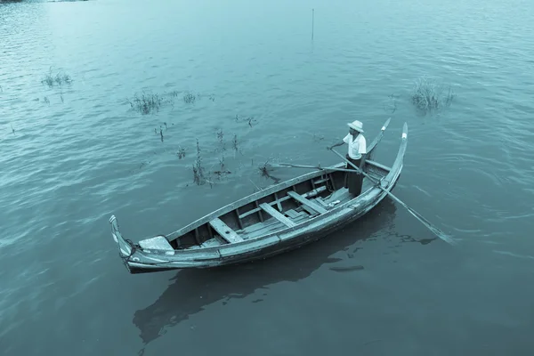 Mężczyzna wiersze łódź — Zdjęcie stockowe