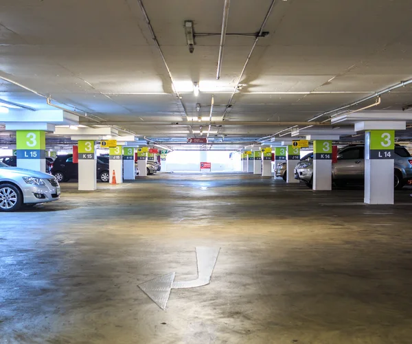 Ondergrondse parking met auto 's — Stockfoto
