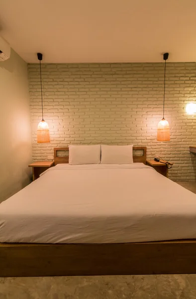 Ліжко з подушками та лампами — стокове фото