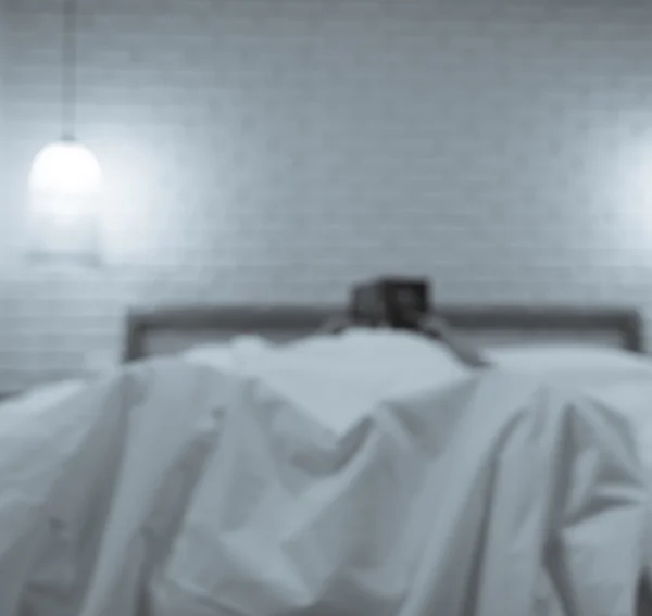 Frau mit Buch im Bett — Stockfoto