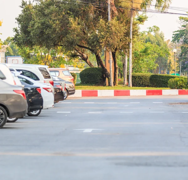 Coches brillantes en el estacionamiento —  Fotos de Stock