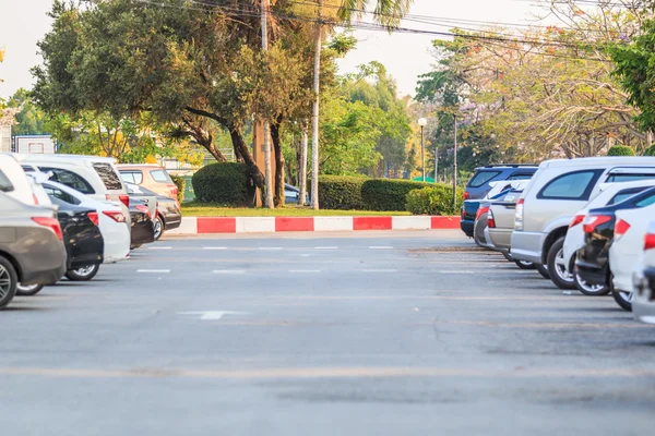 Coches brillantes en el estacionamiento —  Fotos de Stock