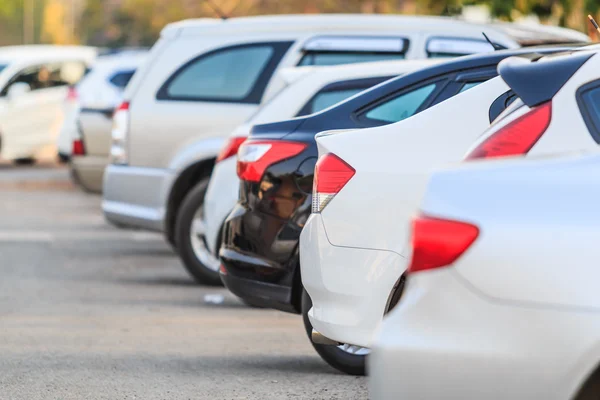 Auto lucide nel parcheggio — Foto Stock