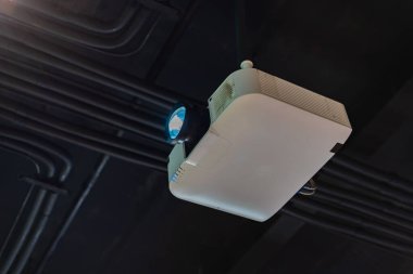 Projektör odanın tavanına monte edilmiştir..