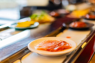 Restoranda konveyör bandında yemek.