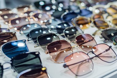 Gözlükçüde çok çeşitli bardaklar var.