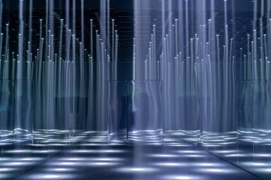 Odada bir sürü spot ışığı ve lazer açık.