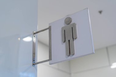 Binanın tuvaletini gösteren işaretler var.