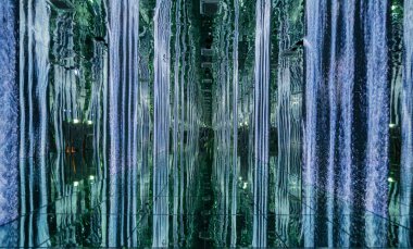 Aynadan yansıyan ışık uzun bir yol..