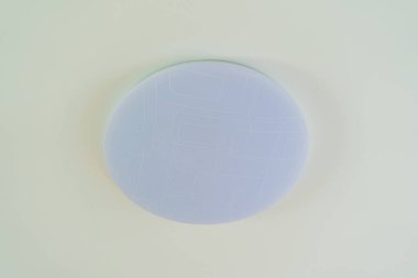 Tavanın altında asılı yuvarlak bir lamba.