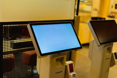 Restoranda yemek siparişi vermek.