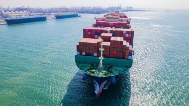 Mallarla dolu bir konteynır gemisi, denizlere açılır, dünyanın çeşitli yerlerine ürünler taşır..