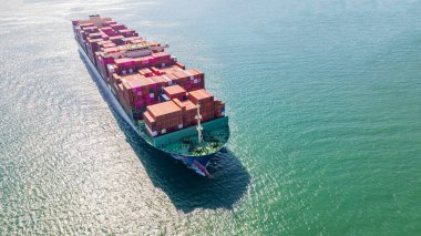 Mallarla dolu bir konteynır gemisi, denizlere açılır, dünyanın çeşitli yerlerine ürünler taşır..