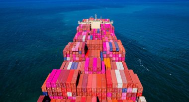 Mallarla dolu bir konteynır gemisi, denizlere açılır, dünyanın çeşitli yerlerine ürünler taşır..