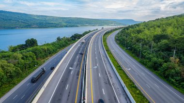 Otoyollar, otoyollar, otoyollar, yükseltilmiş yollar, dağlardan geçen yollar ve su veya barajlardan oluşan gövdeler güzel manzaralar sunuyor.