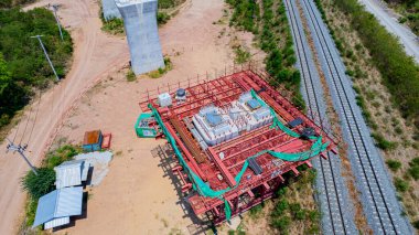 Yüksek hızlı tren yolu için beton sütunlar / iskeleler tamamlanmamış inşaat sahasında yapım aşamasında.