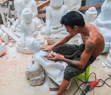 Carver'ın mermer Buda heykeli ile