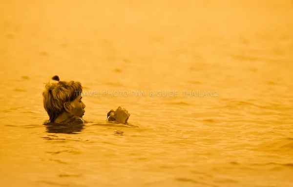 Pêcheur traditionnel birman — Photo