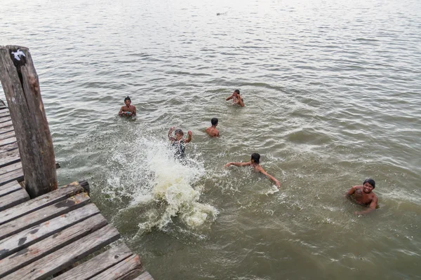 Mianmar crianças brincando na água — Fotografia de Stock