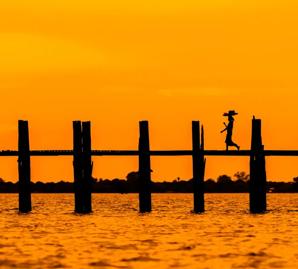 U Bein puente al atardecer —  Fotos de Stock