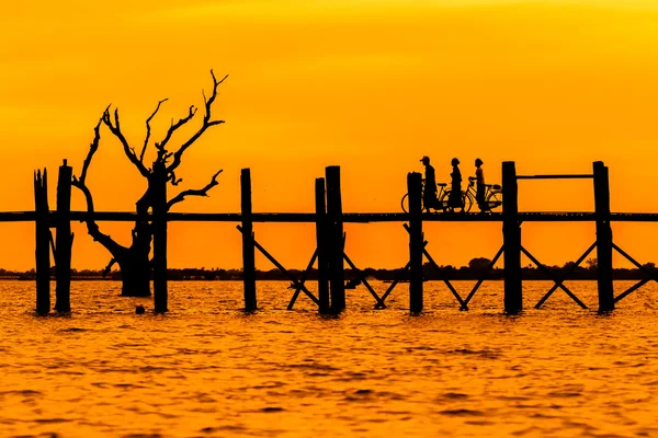 U Bein Bridge vid solnedgången — Stockfoto