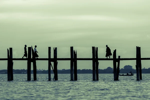 U Bein Bridge vid solnedgången — Stockfoto