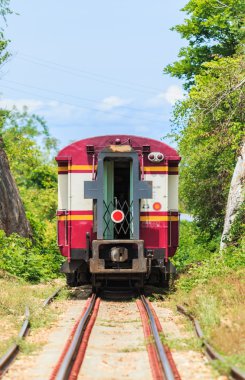 Tren demiryolu üzerinde çalışan