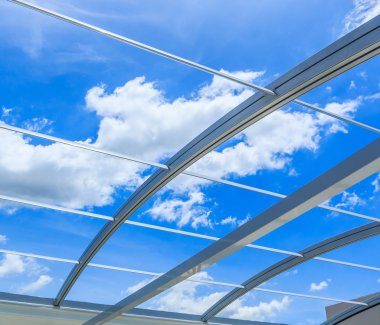 Güzel gökyüzü ile çelik çatı
