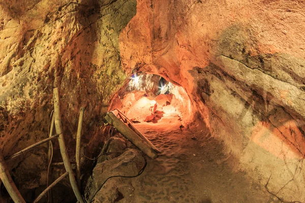 Highlight krasae cave and buddha — Stock Photo, Image