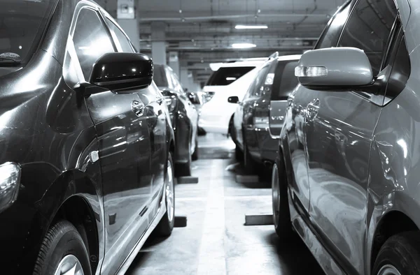 Carros em fila na área — Fotografia de Stock