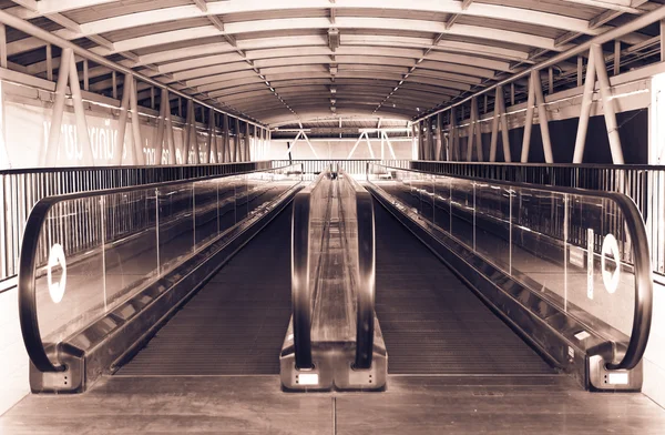 Escada rolante no edifício do aeroporto — Fotografia de Stock