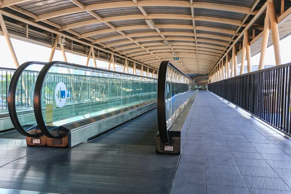 Aeropuerto con escaleras mecánicas — Foto de Stock