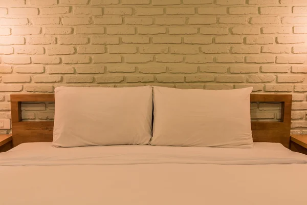 Чистые простыни и подушки — стоковое фото