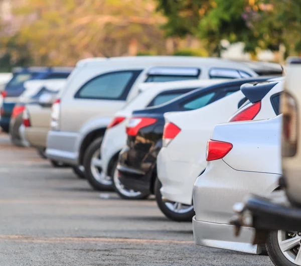 Carros em fila no estacionamento — Fotografia de Stock