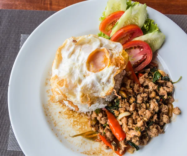 Huevo frito sobre arroz — Foto de Stock