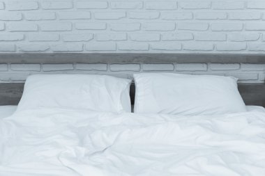 dağınık yatak yastık ile