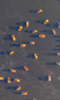 Tayland 'ın Mae Hong Suan ilindeki Ban Rak Thai rezervuarında turistler için manzaralı tekne gezintileri mümkün..