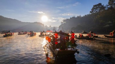 Tayland 'ın Mae Hong Suan ilindeki Ban Rak Thai rezervuarında turistler için manzaralı tekne gezintileri mümkün..