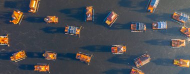 Tayland 'ın Mae Hong Suan ilindeki Ban Rak Thai rezervuarında turistler için manzaralı tekne gezintileri mümkün..