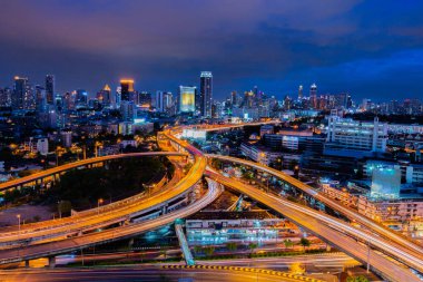 Geceleri Bangkok, Tayland 'daki cadde ve binaların manzarası.