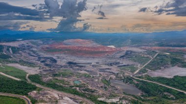 Büyük kömür madeninin makineleri çalışıyor..