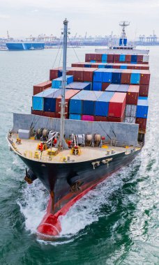Konteynırlarla dolu bir kargo gemisi limandan denize doğru yelken açtı..