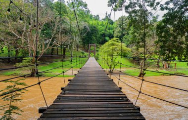 ahşap asma köprü Nehri