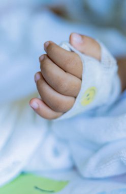 Çocuk hastaların elinde serum var. Hastanedeki çocuk hastaya serum fizyolojik (damar içi) verilmiş.