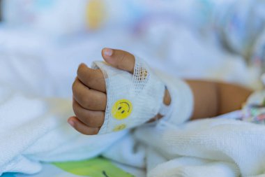 Çocuk hastaların elinde serum var. Hastanedeki çocuk hastaya serum fizyolojik (damar içi) verilmiş.